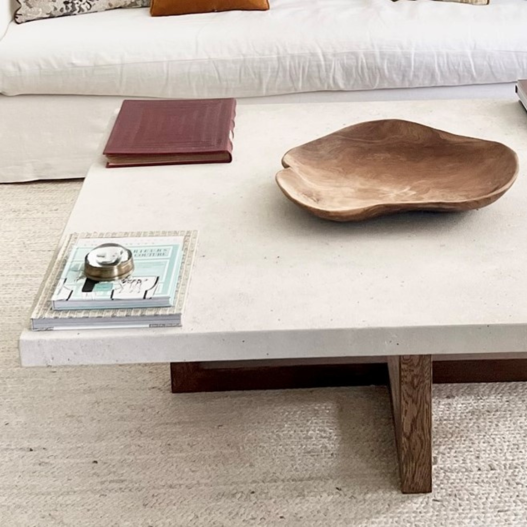 Mesa fabricada de forma artesanal en madera teñida de oscuro