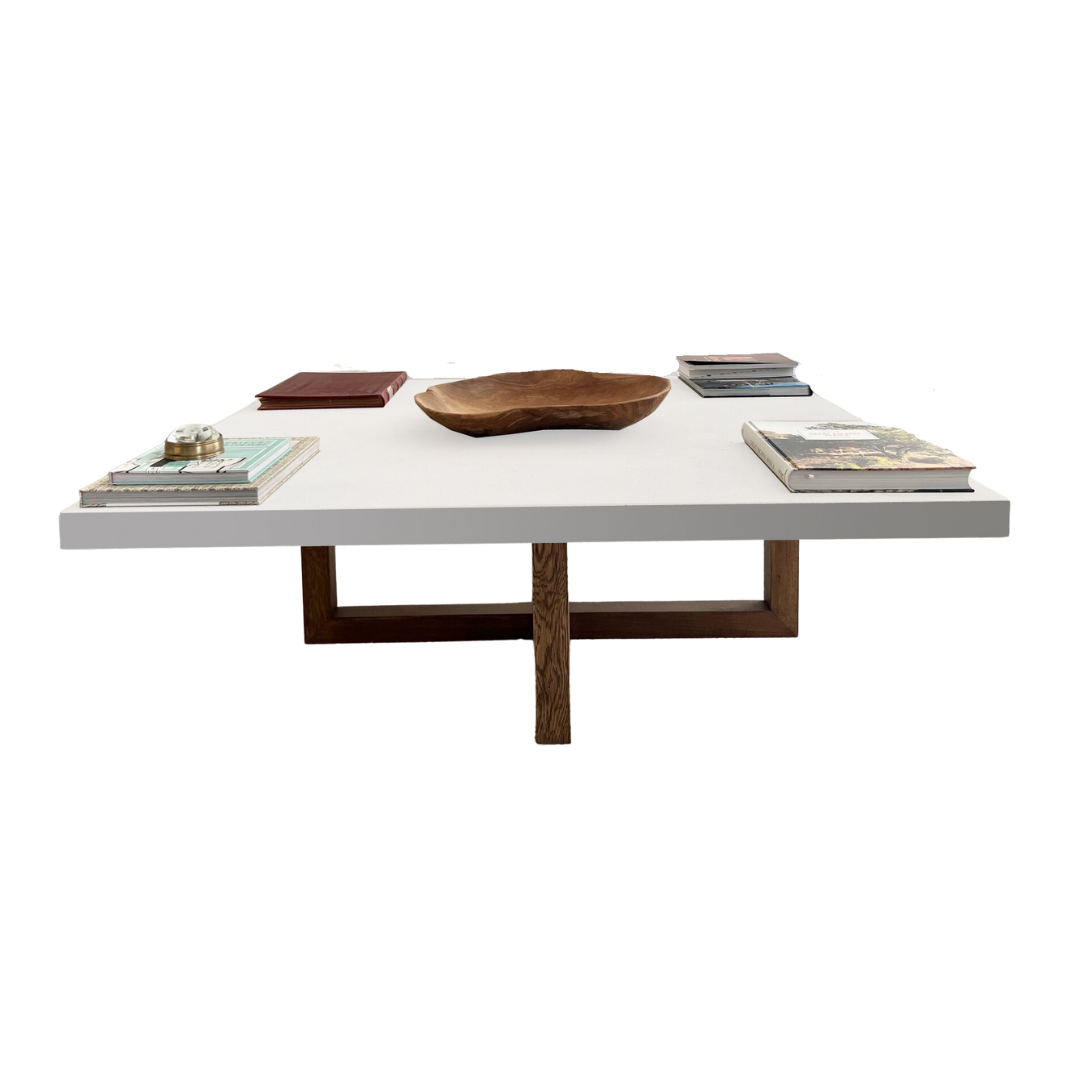 Mesa fabricada de forma artesanal en madera teñida de oscuro