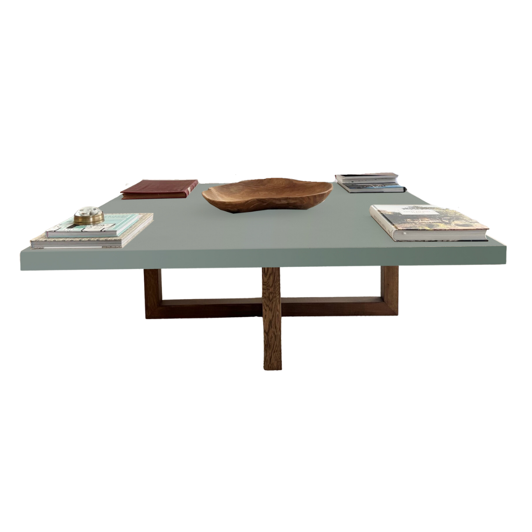 Mesa fabricada de forma artesanal en madera teñida de oscuro