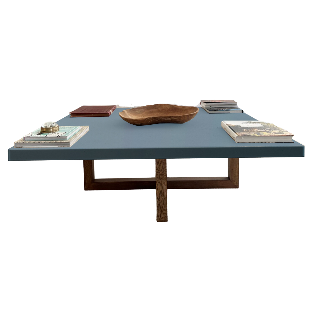 Mesa fabricada de forma artesanal en madera teñida de oscuro