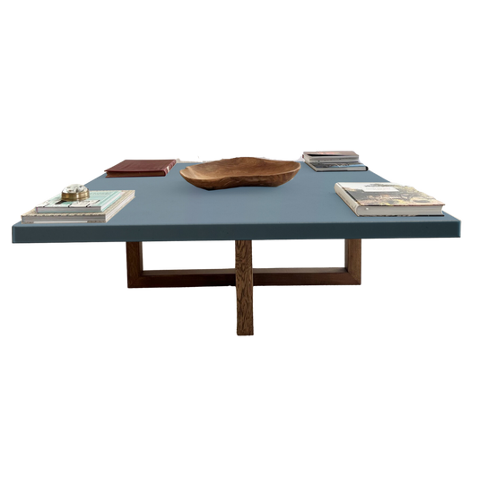 Mesa fabricada de forma artesanal en madera teñida de oscuro