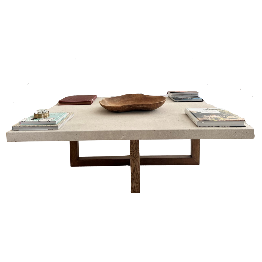 Mesa fabricada de forma artesanal en madera teñida de oscuro