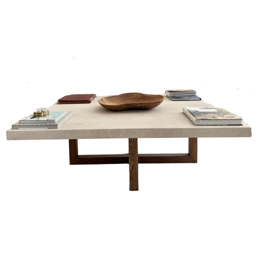 Mesa fabricada de forma artesanal en madera teñida de oscuro