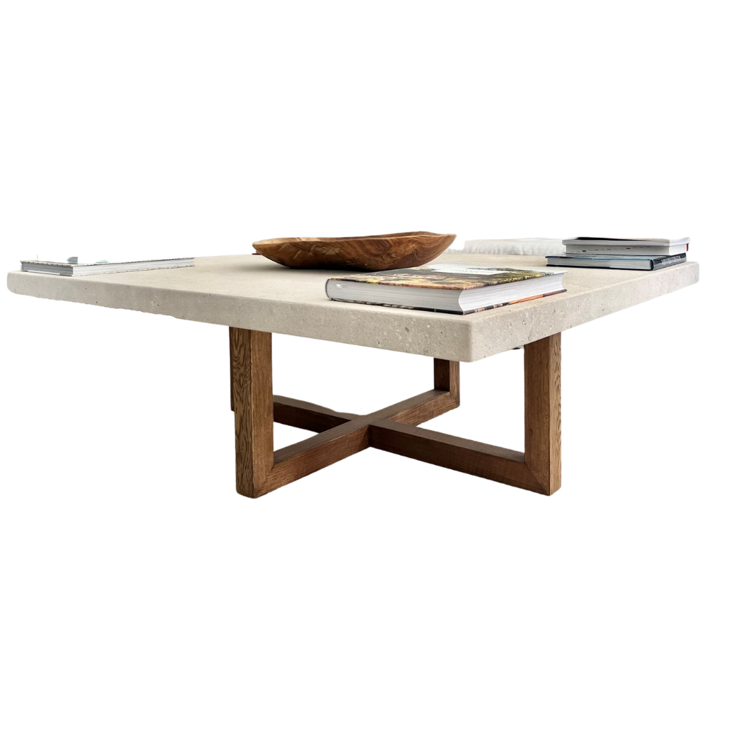 Mesa fabricada de forma artesanal en madera teñida de oscuro