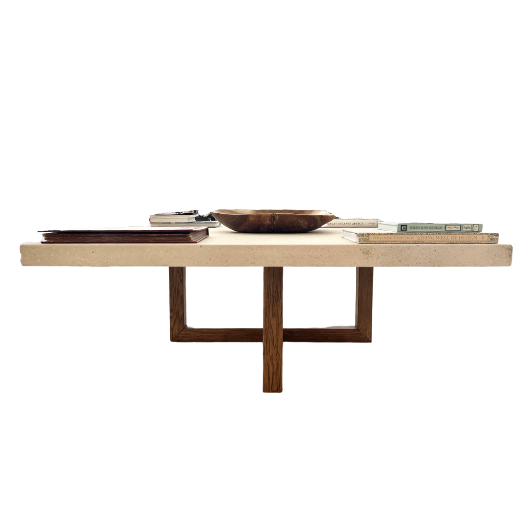 Mesa fabricada de forma artesanal en madera teñida de oscuro