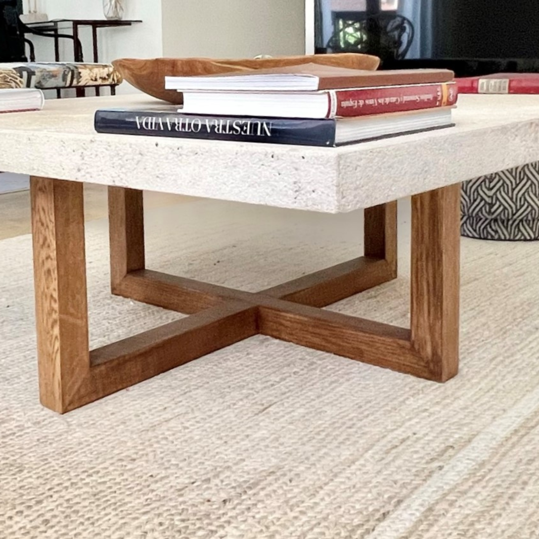 Mesa fabricada de forma artesanal en madera teñida de oscuro