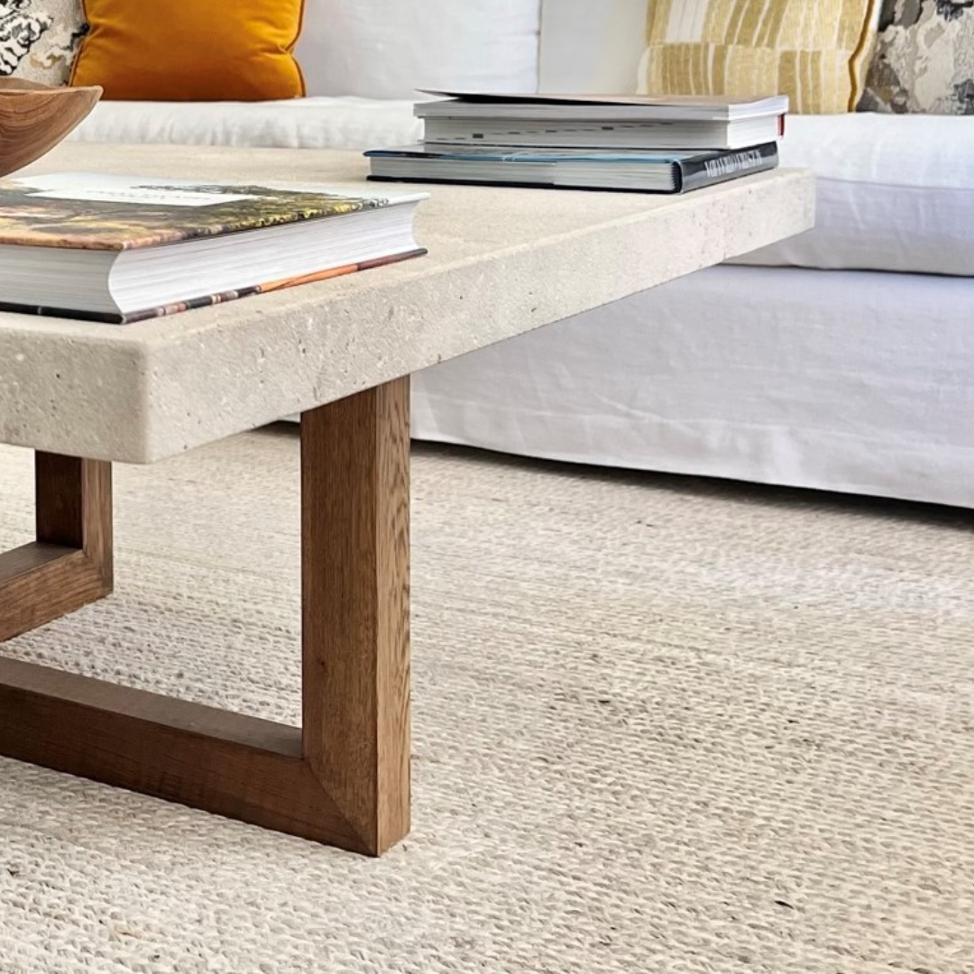 Mesa fabricada de forma artesanal en madera teñida de oscuro