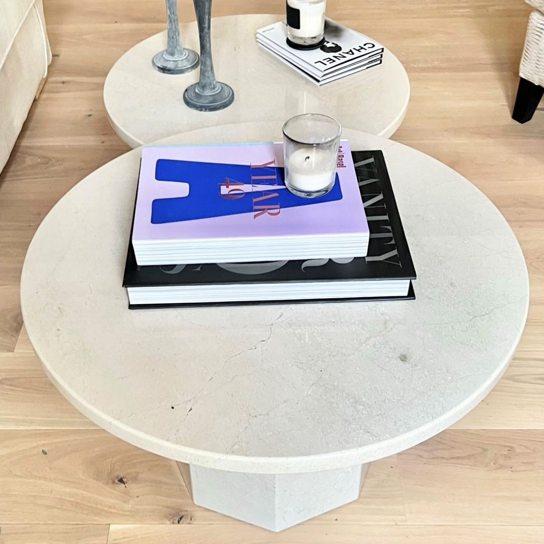 Mesa fabricada de forma artesanal en mármol color crema y cantos rectos