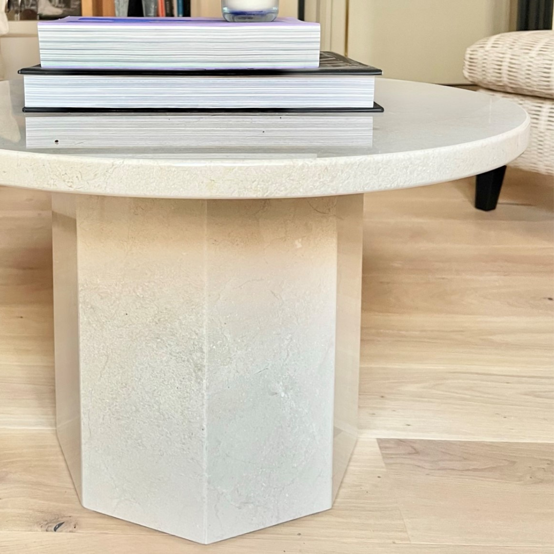 Mesa fabricada de forma artesanal en mármol color crema y cantos rectos