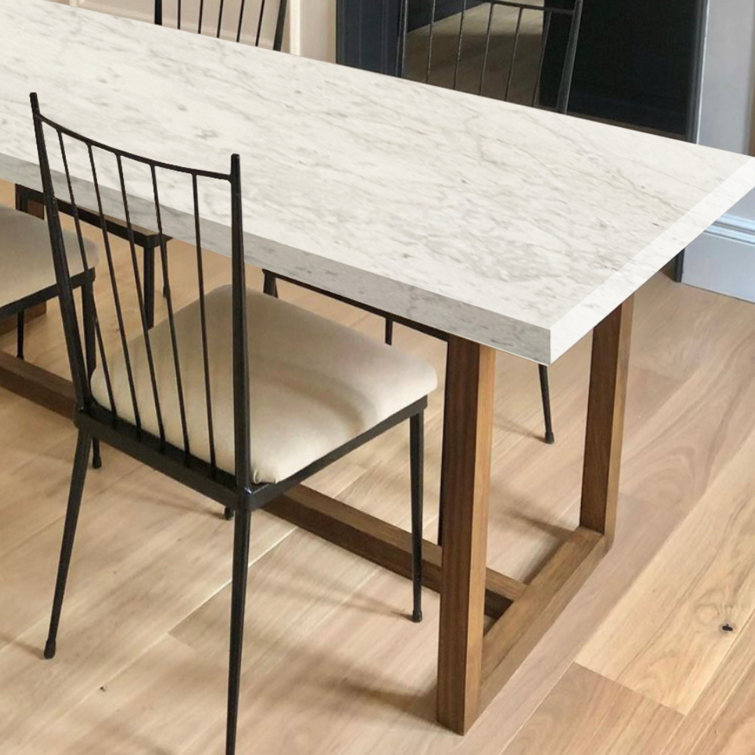 Mesa de comedor con base de madera y tapa de piedra.