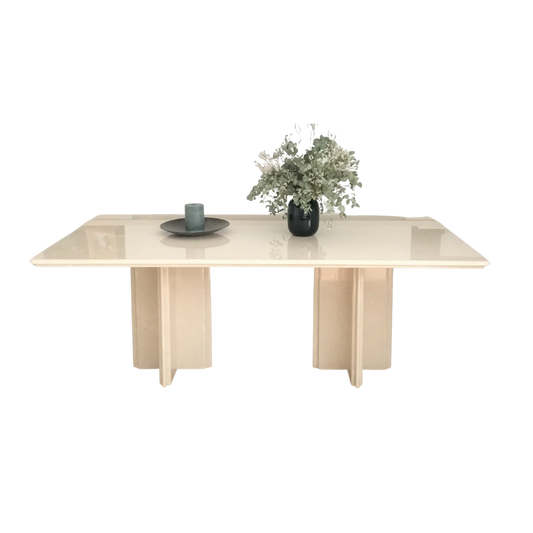  Mesa fabricada de forma artesanal en mármol color crema y cantos redondeados